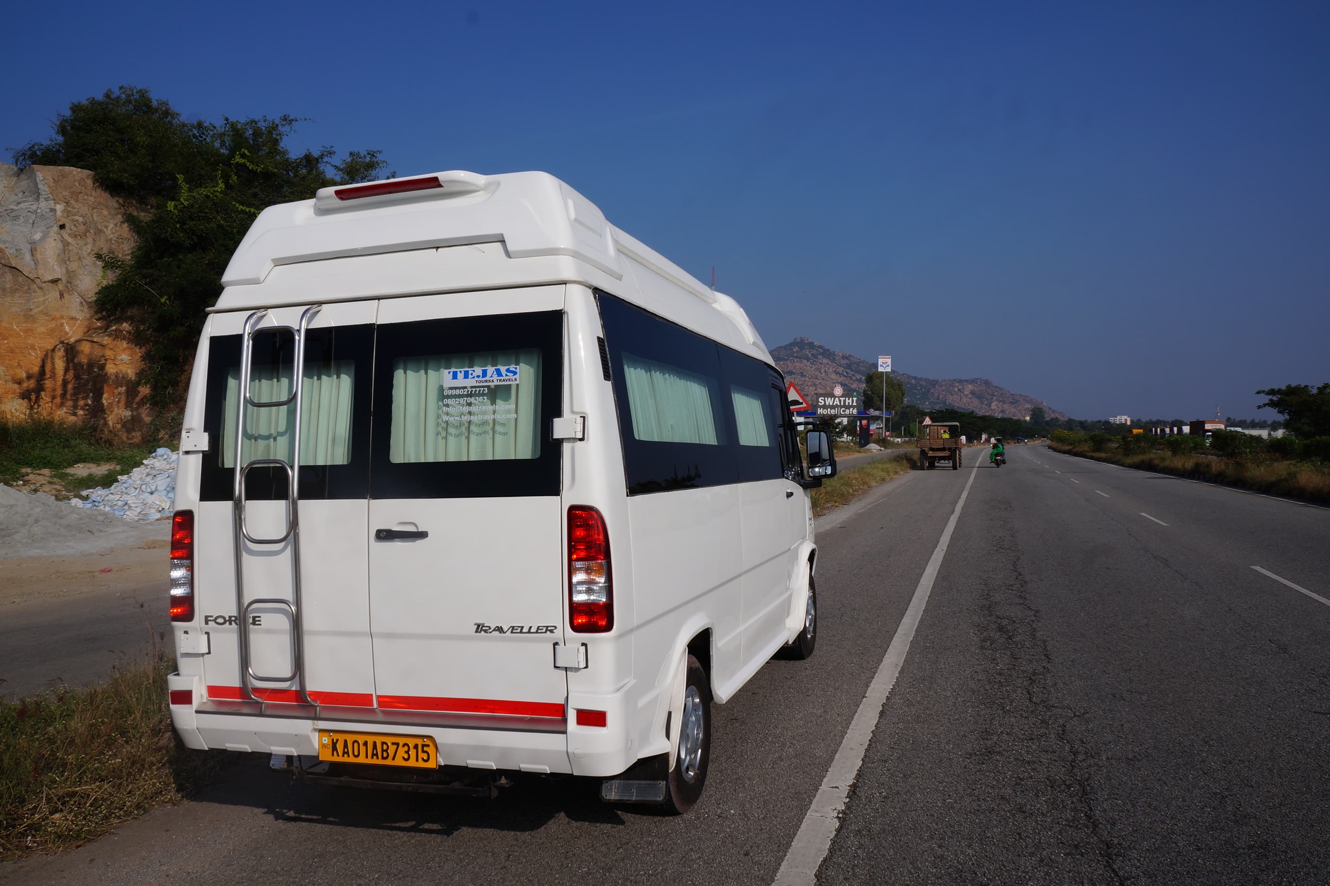 Which Is the Best Travel Agency for Renting a 10-Seater Tempo Traveller?