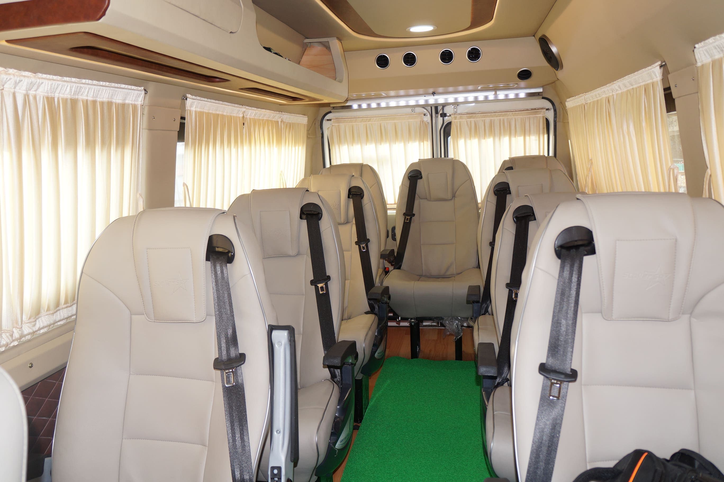 How to Choose the Best Travel Agency for Hiring a 10-Seater Tempo?