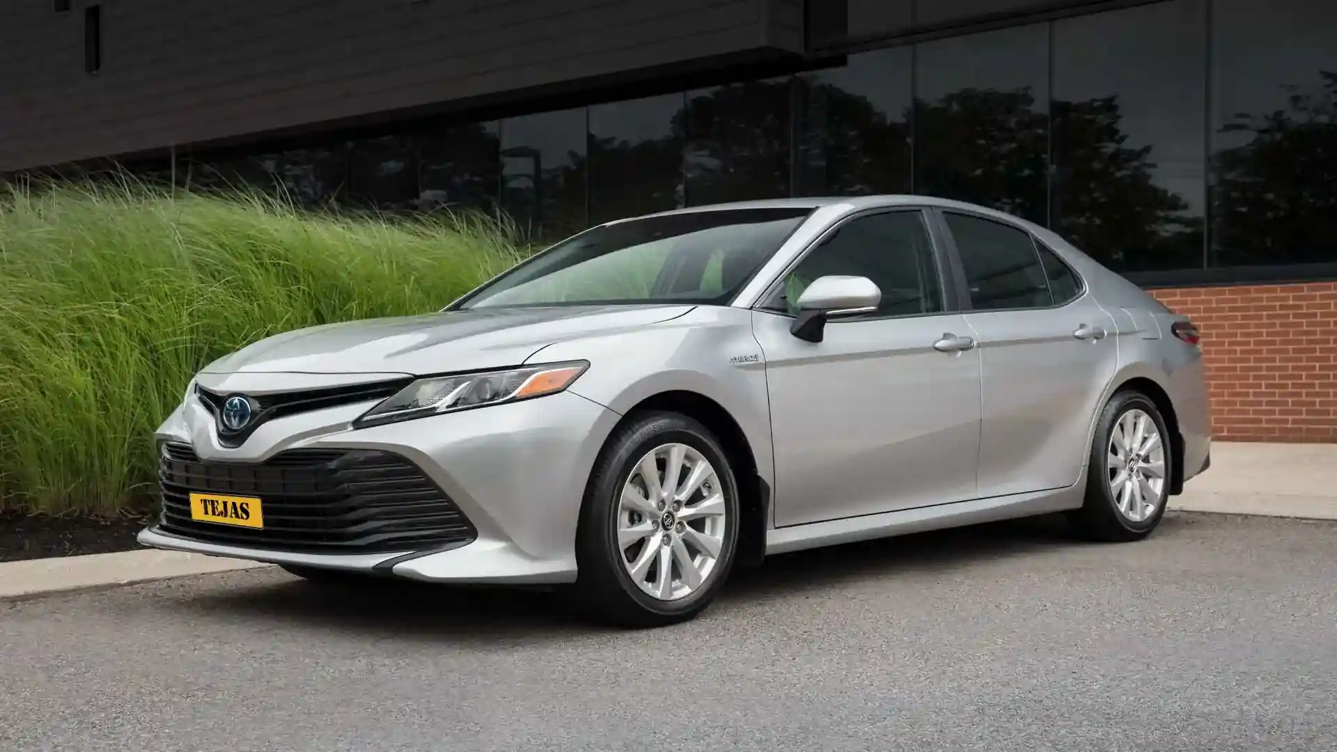 minimum age to rent a vehicle in Bangalore