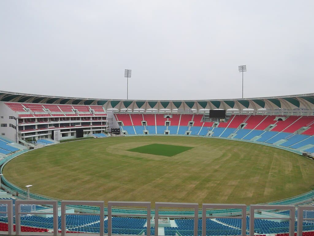 What are the best stopovers on the road trip from Bangalore to Lucknow?