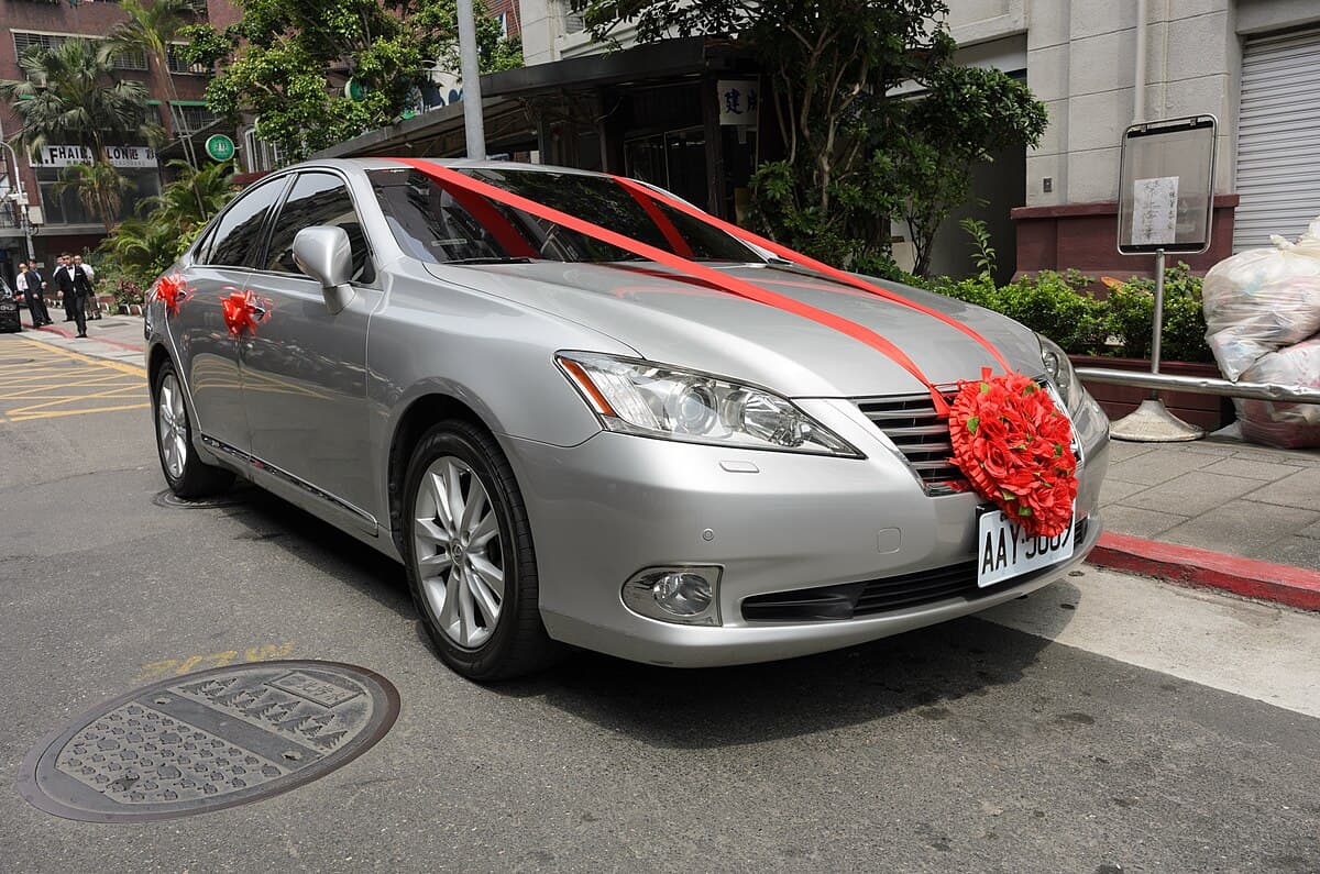 How to leave a lasting impression with a wedding vehicle